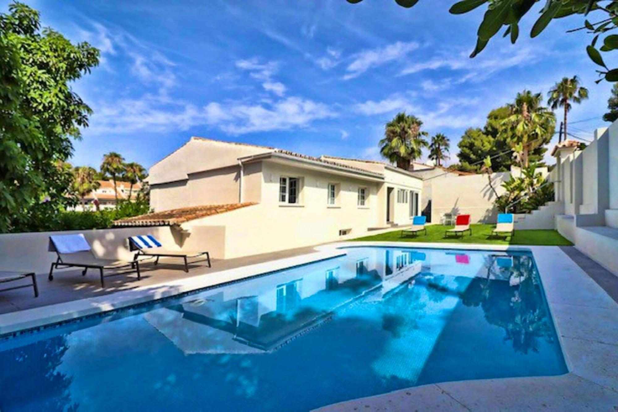 Chalet Welcoming Chalet In With Pool And Air Conditioning *